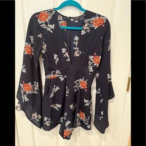 Haute Rogue Long Sleeve Romper Navy Floral Bell Sleeve Pockets Size Small.
